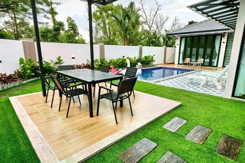 Property building, Garden, Dining area, Garden view, Pool view, Swimming pool, Swimming pool, sunbed