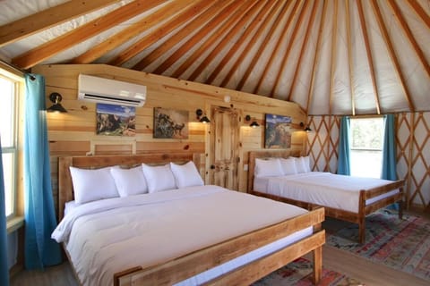 Yurt Overlook #4 with AC and Private Bath 2 Kings House in Orderville