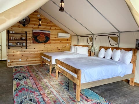 Glamping Tent #9 with AC and Private Bath 2 Queens Luxury tent in Orderville