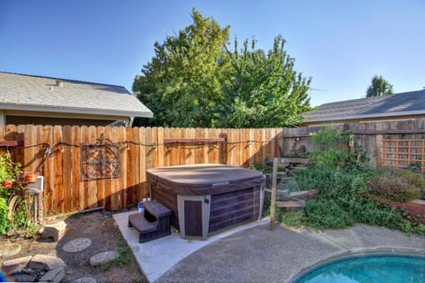 4 Bed 3 Bath House with Pool and Hot Tub One Block from American River Maison in Arden-Arcade