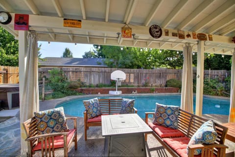 4 Bed 3 Bath House with Pool and Hot Tub One Block from American River Maison in Arden-Arcade