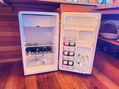 Kitchen or kitchenette, minibar