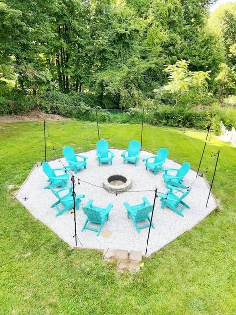 Luxe 10 guest Cottage Ski-Golf-Firepit-Lakes-Hike Casa in Vernon Township