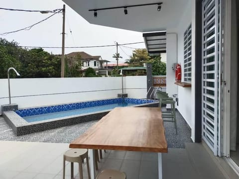 Tints of Green Pool Bungalow-6 Bedroom-Karaoke-BBQ House in Ipoh