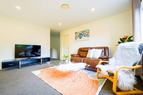 Family Friendly 4 Bedrooms House in Dairy Flat Villa in Auckland