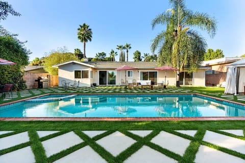 Property building, Patio, Day, Natural landscape, Garden, Garden view, Pool view, Swimming pool, sunbed