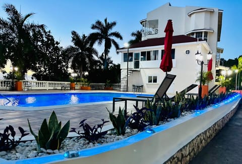 Falcon Breeze-Gated-Security-Free Airport Pickup Apartment in Montego Bay