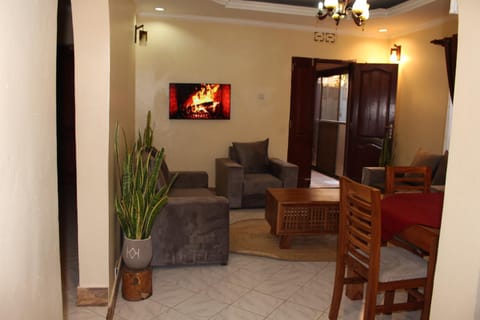 TV and multimedia, Living room, Seating area, Dining area, fireplace