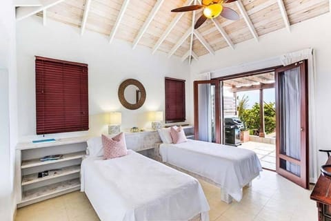 Pelican Paradise Villa - Leeward Beach Villa in Turks and Caicos Islands