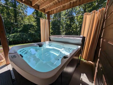 Cabin At The Lake-Morganton - Hot Tub,Pet Friendly Haus in Morganton