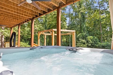 Cabin At The Lake-Morganton - Hot Tub,Pet Friendly House in Morganton