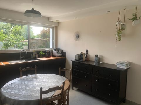 Chambre avec salle d eau dans maison avec jardin Vacation rental in Saint-Herblain