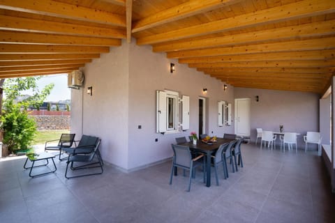 Patio, Day, Balcony/Terrace, Dining area