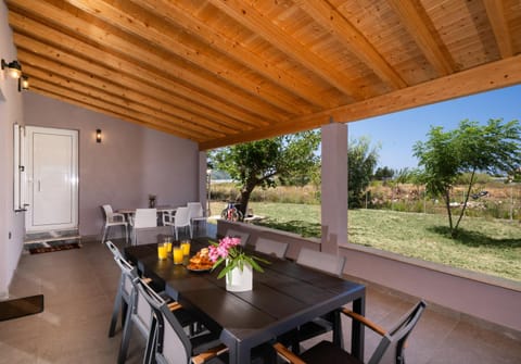 Patio, Balcony/Terrace, Dining area, Food, Garden view