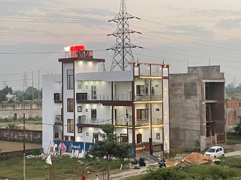 Property building, Neighbourhood, Street view, Location