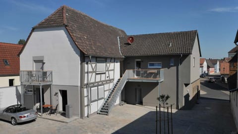 Property building, Patio, Day, Neighbourhood, Street view, Location, Parking