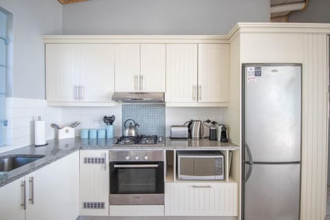 Coffee/tea facilities, Kitchen or kitchenette, oven, stove, toaster