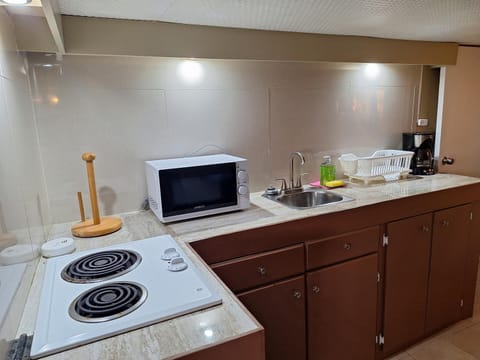 Coffee/tea facilities, Kitchen or kitchenette, stove, toaster