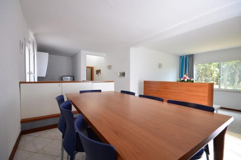 Kitchen or kitchenette, Photo of the whole room, Seating area