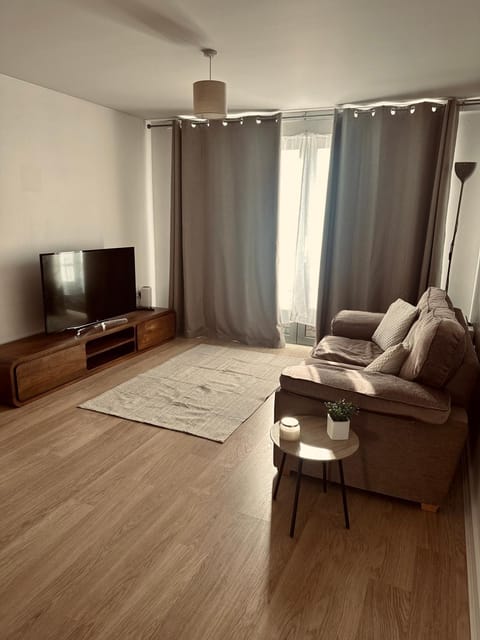 Living room, Seating area, internet