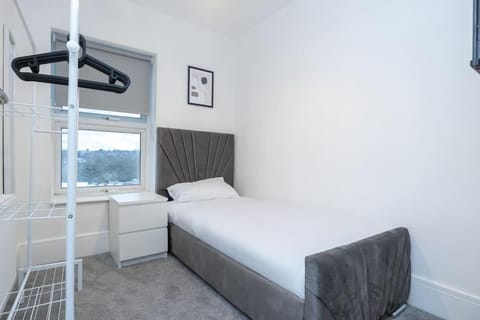 Modern 4 Bed House with Pool Table Vacation rental in Stoke-on-Trent