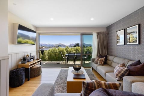 Natural landscape, TV and multimedia, Living room, Seating area, Evening entertainment, Mountain view