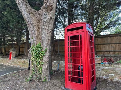 Restful Break 2 bedrooms Woods Cottage close to Hiking Park Chislehurst Caves Apartment in Sidcup