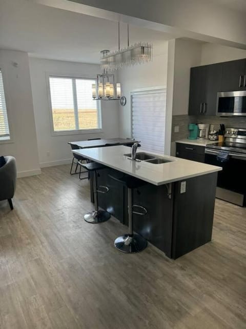 Spacious 3 bed 2 bath with attached garage Apartment in Regina