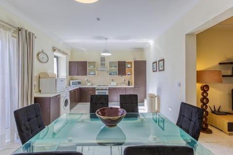 Kitchen or kitchenette, Dining area, internet, stove