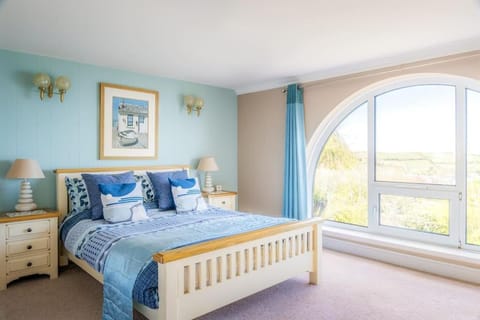 The White House, Panoramic Sea Views, Games Room Apartment in New Quay