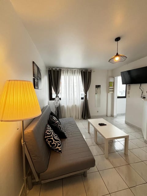 Appartement F3 avec Projecteur à 100m du Métro! Apartment in Saint-Denis, France