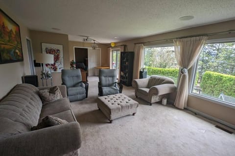 Spacious West Kelowna Home that is great for family, friends, or business trip! House in West Kelowna