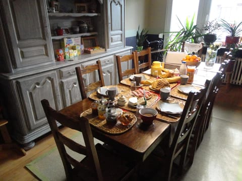 Day, Dining area