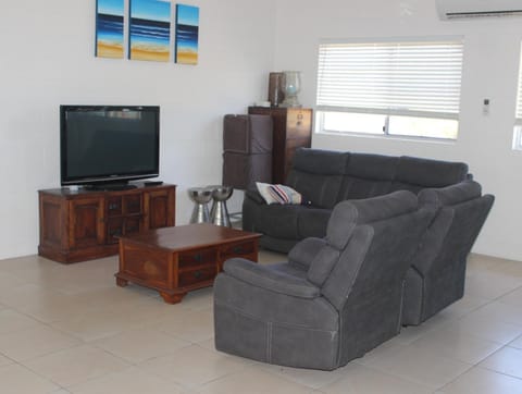 Communal lounge/ TV room, TV and multimedia