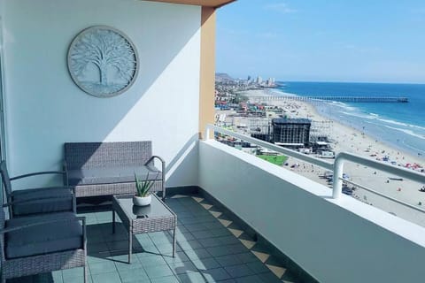 Rosarito BeachfrontCondo Resort walk to Papas&Beer Apartment in Rosarito