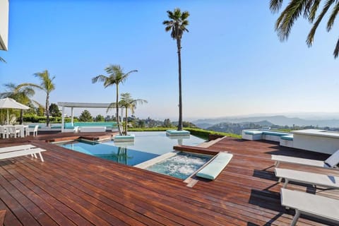 Crest Estate by Stay Awhile Villas House in Hollywood Hills