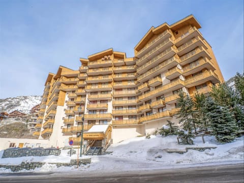 Property building, Day, Natural landscape, Winter, Mountain view