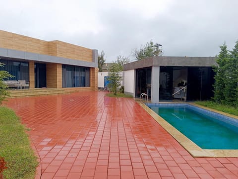 Property building, Day, Pool view, Swimming pool