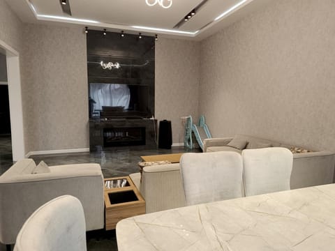 Communal lounge/ TV room, TV and multimedia, Living room, Seating area, Dining area