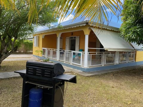 Villa Oriane Élégance Créole à 4 min du CHU et 10 min de l'Aéroport House in Les Abymes