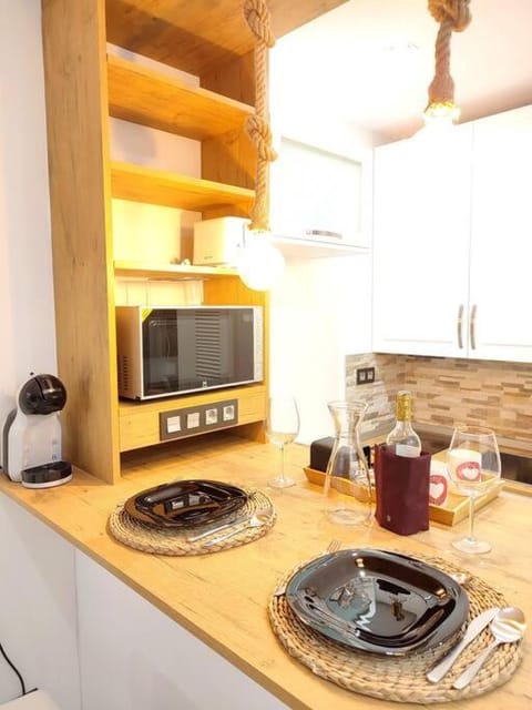 Kitchen or kitchenette, Food and drinks, minibar, stove, toaster