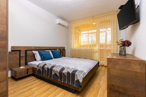 Bed, TV and multimedia, Bedroom, air conditioner