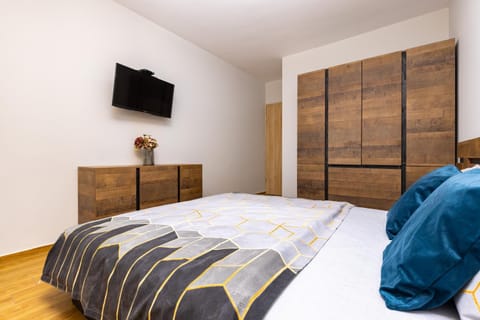 Bed, TV and multimedia, Bedroom, wardrobe