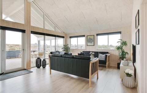 Awesome Home In Ringkbing With Sauna Casa in Søndervig