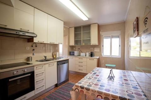 Cozy And Quiet 3-bedroom Flat Apartment in Lisbon