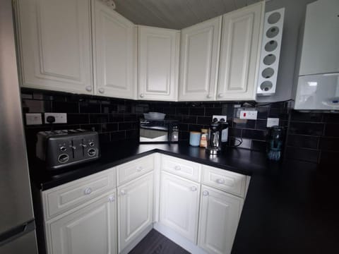 Large 1 bed flat in Purley close to train station Apartment in Croydon