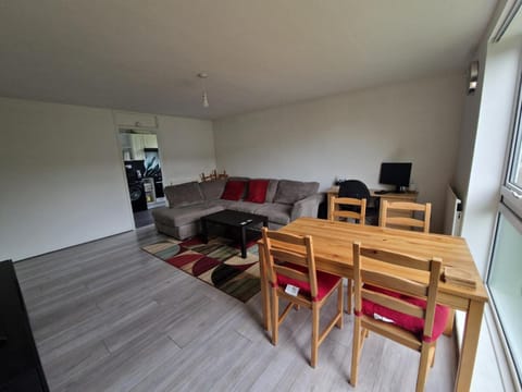 Large 1 bed flat in Purley close to train station Apartment in Croydon