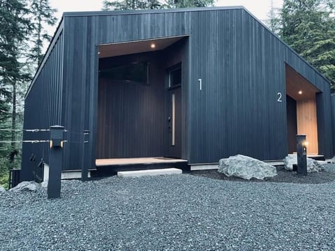 Calmwater Retreat New 2 br Hot Tub House in Ucluelet