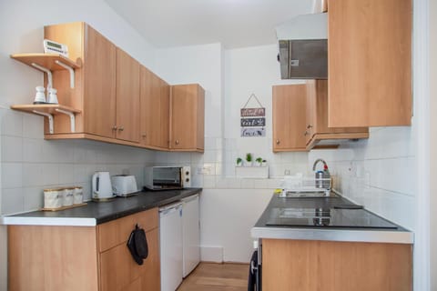 Kitchen or kitchenette, microwave, stove