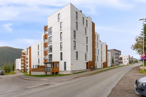 Property building, Neighbourhood, Mountain view, Street view